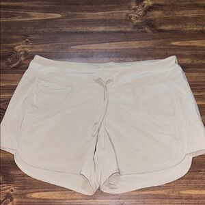 Magellan Outdoors Women's Beige Athletic Shorts size M